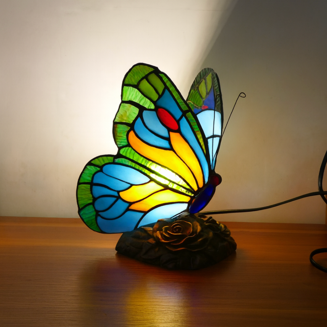 Farfalla Blu Scolpita – Lampada Artigianale in Vetro Colorato